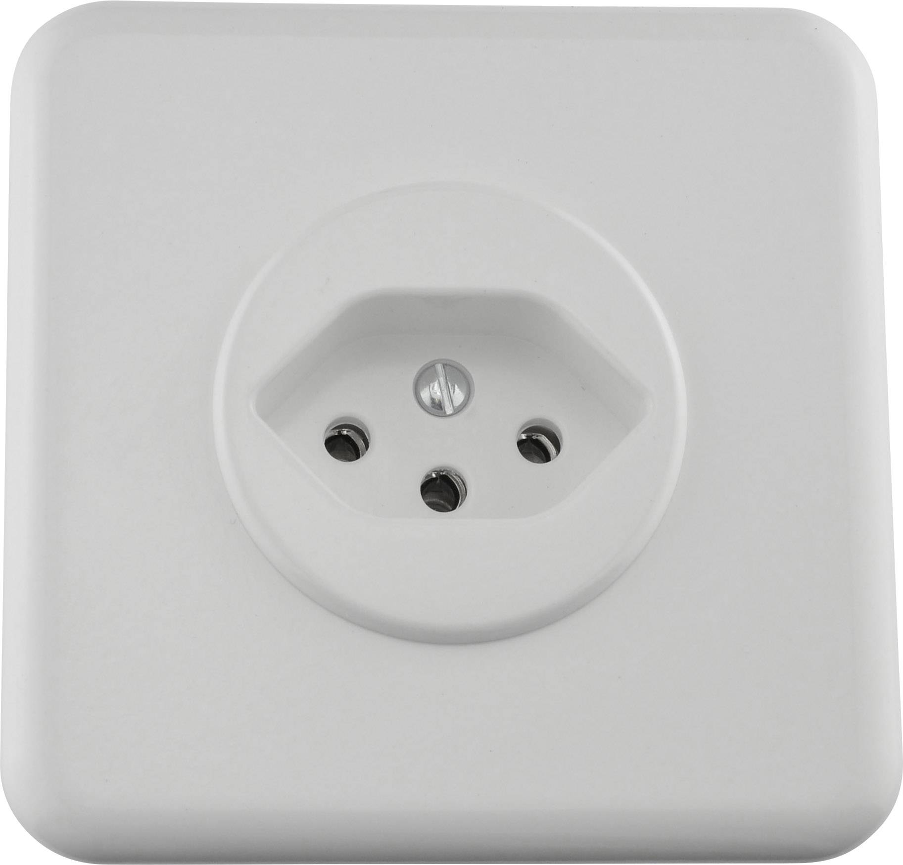Une prise électrique blanche carrée en gros plan, avec trois ouvertures rondes et une vis au centre.