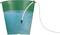 Un seau vert est rempli d'eau bleue. Un tuyau est fixé sur le côté, et son extrémité sort de l'image.