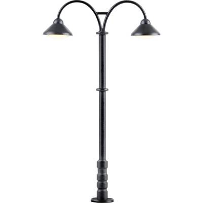 Lampadaire noir avec deux bras courbes et des abat-jour ronds dirigés vers le bas ; éclairage allumé.