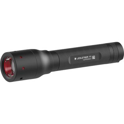 Lampe de poche noire avec lentille rouge et poignée texturée. Inscription : 'LEDLENSER P5'. Convient pour s'éclairer dans des environnements sombres.