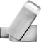 Une clé USB argentée de la marque Intenso, légèrement inclinée.