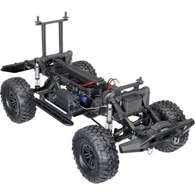 Châssis de voiture télécommandée avec groupe motopropulseur et suspension apparents, présenté sur un fond clair.