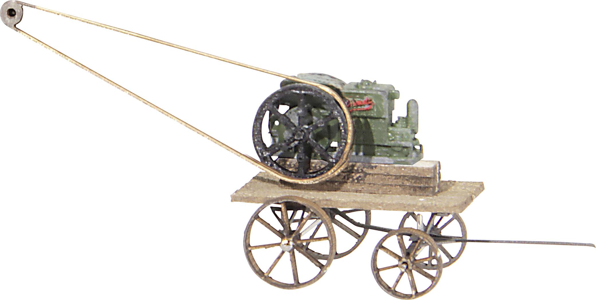 Un moteur antique sur un chariot en bois à quatre roues, équipé d'un système de poulies pour la transmission de puissance.