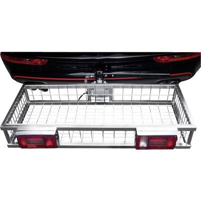 Un porte-bagages à l'arrière d'une voiture avec un plancher grillagé et des feux arrière. Le porte-bagages est fixé à un attelage de remorque.