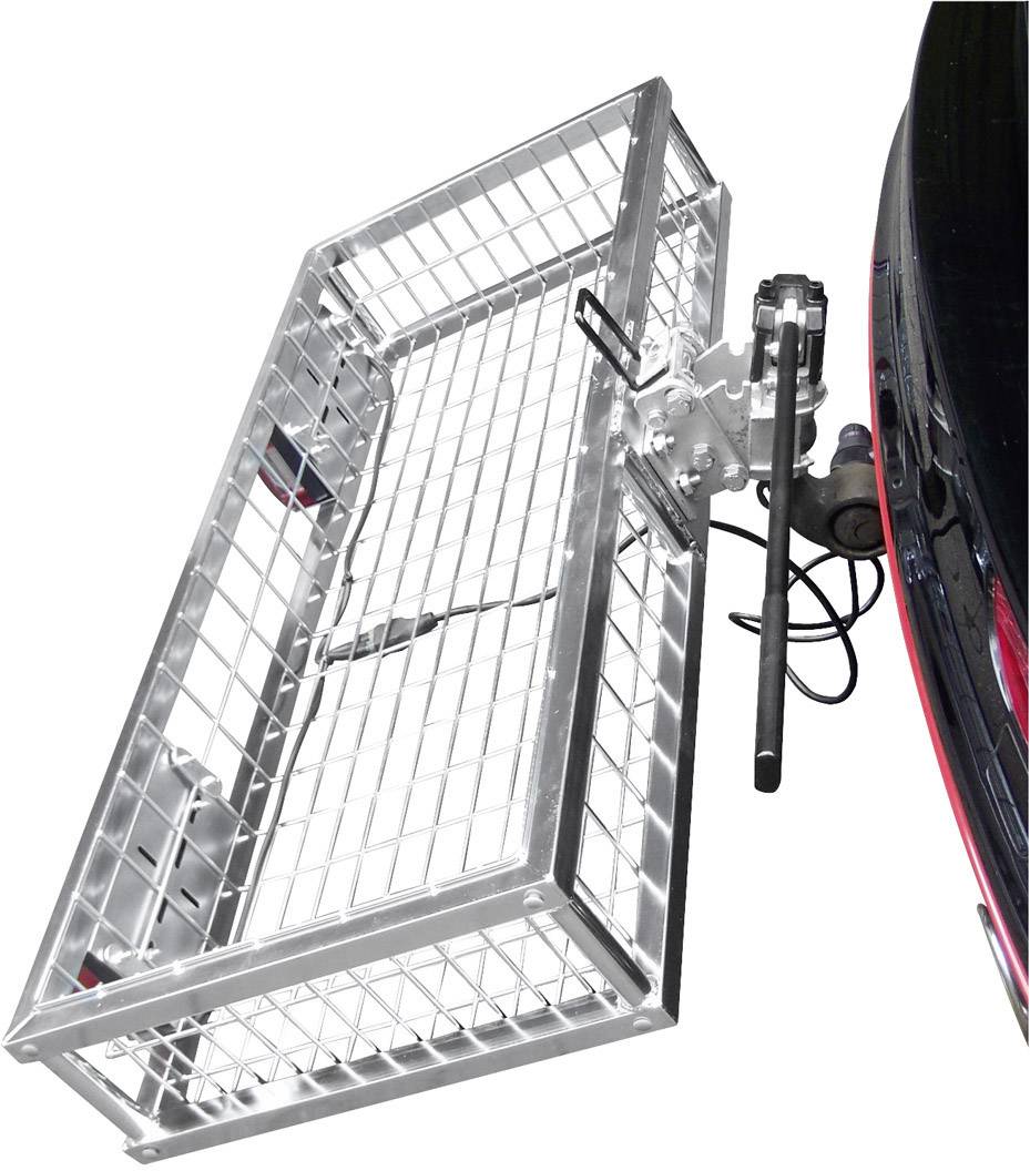 Un panier amovible en métal sur un véhicule, adapté au transport d'objets, montre son mécanisme de fixation.