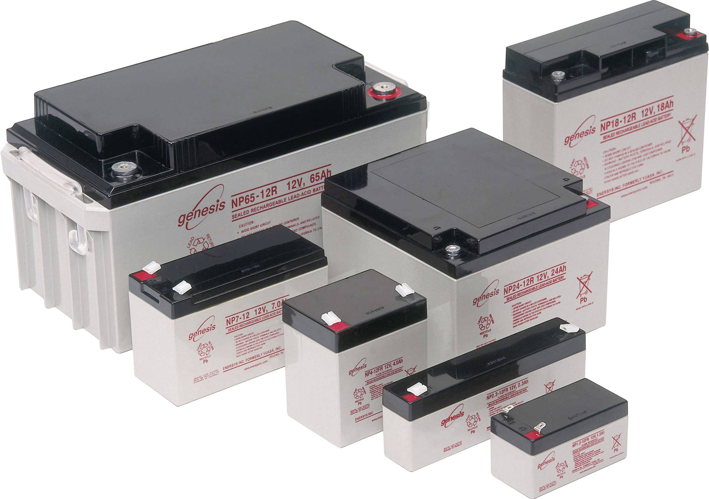Plusieurs batteries au plomb-acide de différentes tailles et formes, étiquetées avec des spécifications techniques et des avertissements de sécurité.