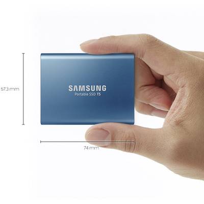 Une main tient un SSD portable Samsung T5 de 74 mm de large et 57,3 mm de haut.