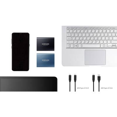 Smartphone, deux disques durs externes, clavier d'ordinateur portable et câble USB. Appareils technologiques dans un aperçu de dessus.