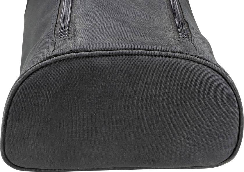 Sac de voyage noir, fermé, posé sur le côté. On aperçoit l'extrémité arrondie sans détails ni motifs visibles.