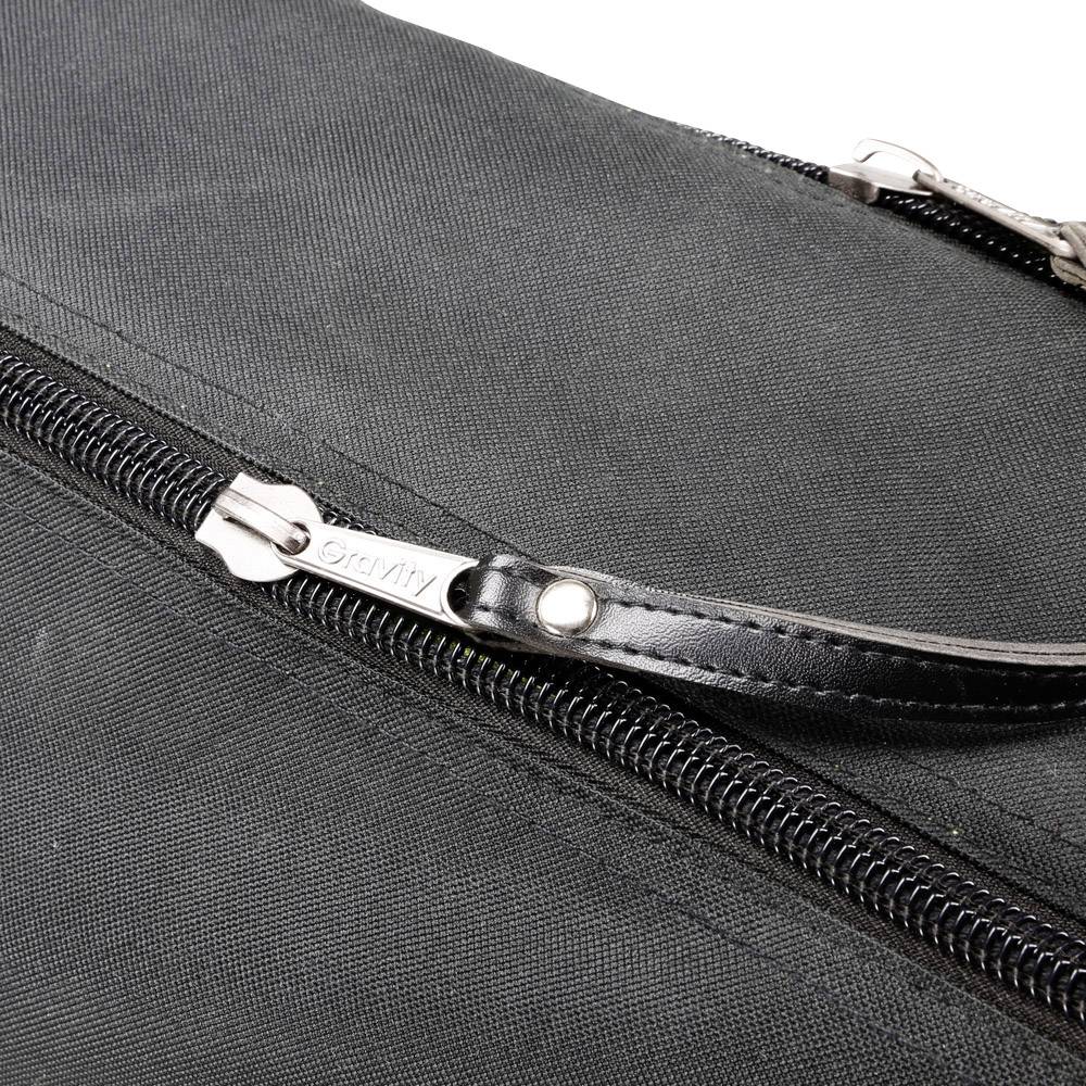 Housse en tissu noir avec fermeture à glissière et poignée en cuir.