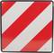 Un panneau carré avec des bandes diagonales rouges et blanches signale un avertissement ou un obstacle dans la zone de circulation.