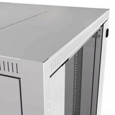 Une armoire de serveur grise avec des fentes d'aération en haut et sur les côtés. Adaptée pour le rangement d'équipements informatiques.