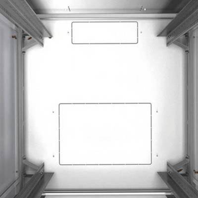 Un espace vide pour réfrigérateur, photographié du dessus et entouré de parois métalliques, offre un emplacement pour un appareil de réfrigération.
