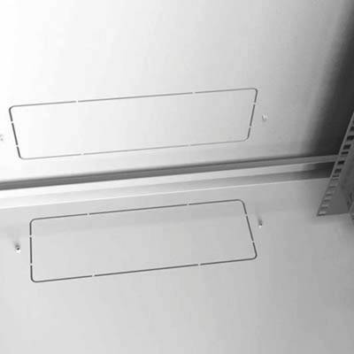 Surface métallique avec deux découpes rectangulaires, adaptée aux applications industrielles ou aux fins de montage dans un armoire.