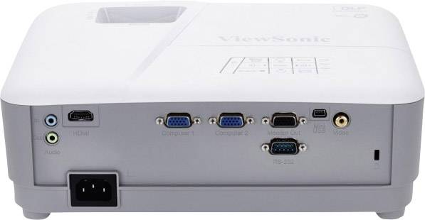 Le projecteur montre l'arrière avec plusieurs ports, dont HDMI, VGA et USB. Pour connecter des appareils externes comme des ordinateurs et des équipements audio.