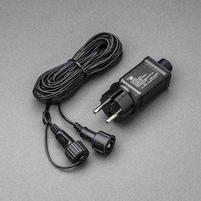Adaptateur secteur noir avec fiche européenne et câble sur fond gris. Adapté aux appareils électroniques et fournissant un courant continu.