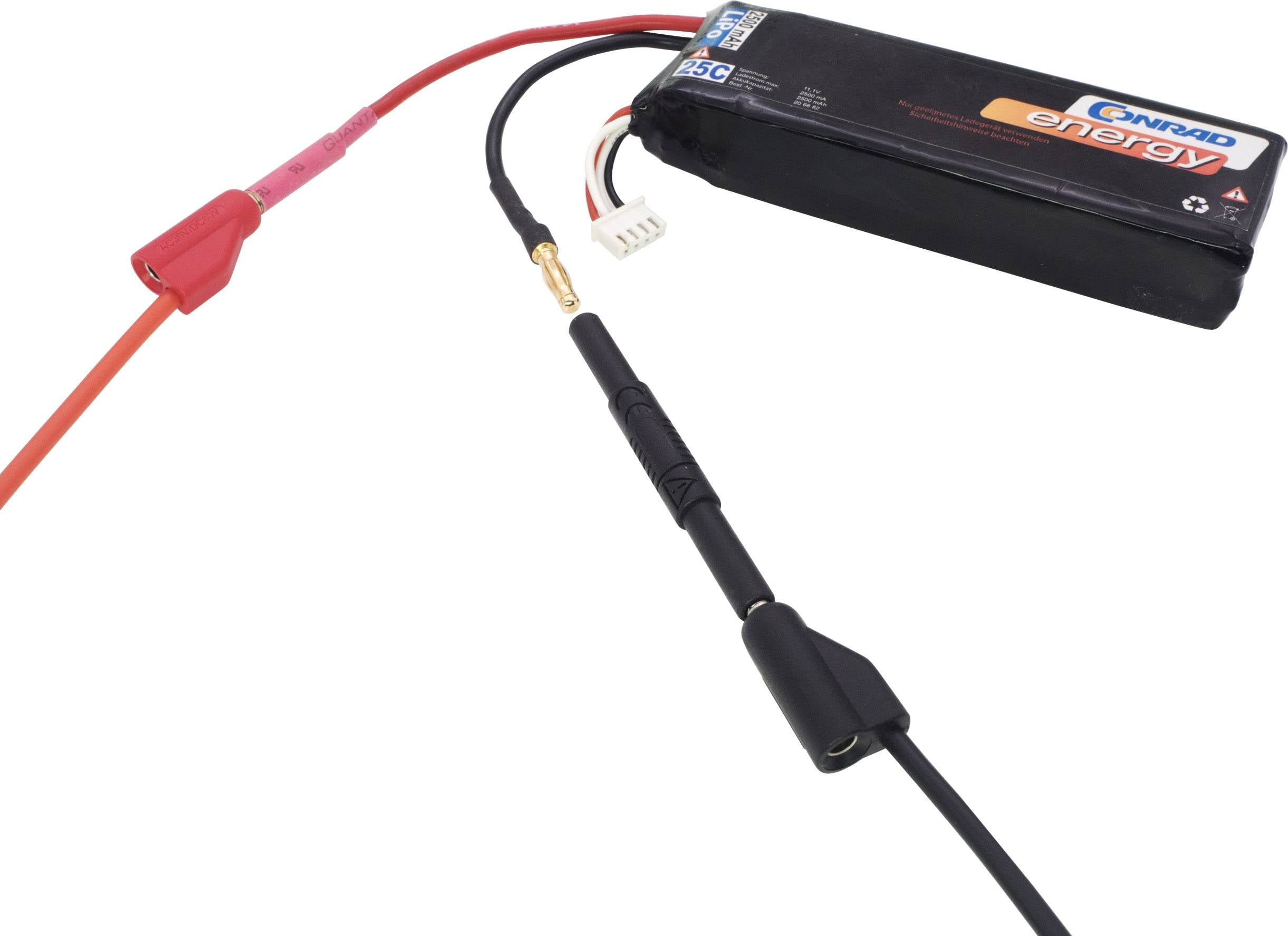 Une batterie noire avec plusieurs câbles et connexions. L'un des câbles est rouge et se termine par une petite prise.
