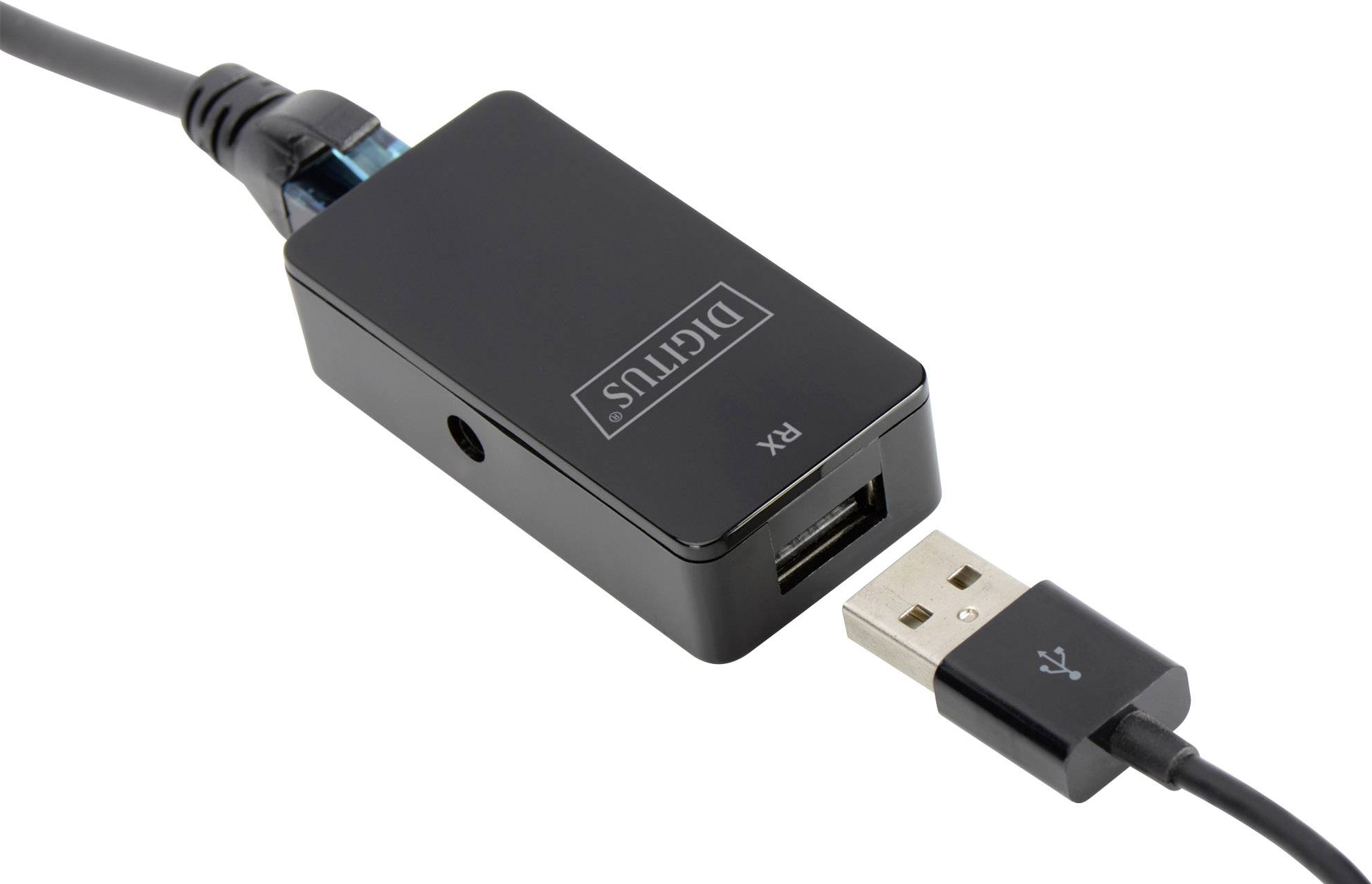 Un adaptateur USB vers Ethernet noir portant l'inscription 'DigiTUS RX'. Une fiche USB est connectée à l'adaptateur.