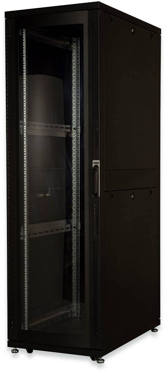 Une armoire de serveur noire avec une porte en verre, vide à l'intérieur, repose sur de petites roulettes. Adapté pour l'équipement serveur.