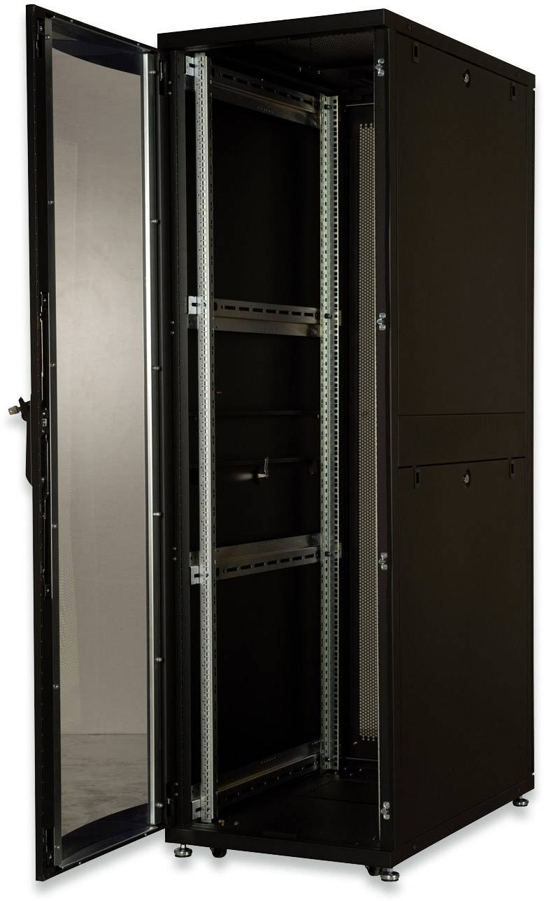 Un rack serveur noir, mi-ouvert, avec une porte en verre, monté sur roulettes, présente des emplacements vides pour des composants informatiques.