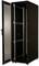 Un rack serveur noir, mi-ouvert, avec une porte en verre, monté sur roulettes, présente des emplacements vides pour des composants informatiques.