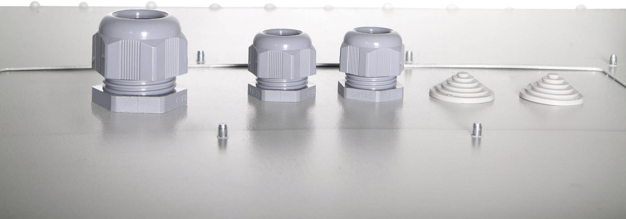 Trois presse-étoupes gris de différentes tailles sont fixés sur une surface métallique, à côté de trois élévations circulaires et étagées.