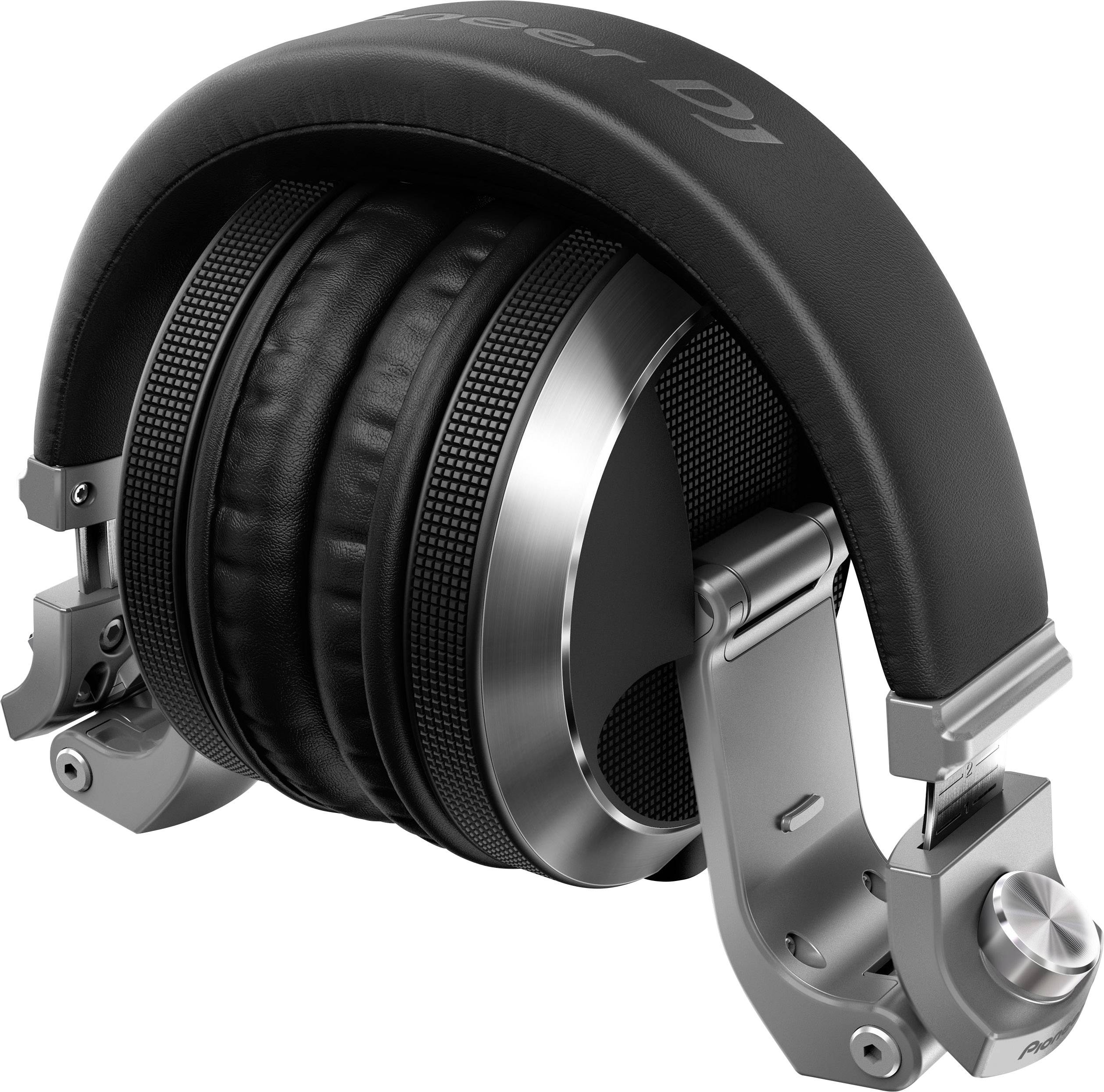 Un casque noir de DJ avec un rembourrage en cuir est plié. Les pavillons sont fabriqués en métal et en cuir.