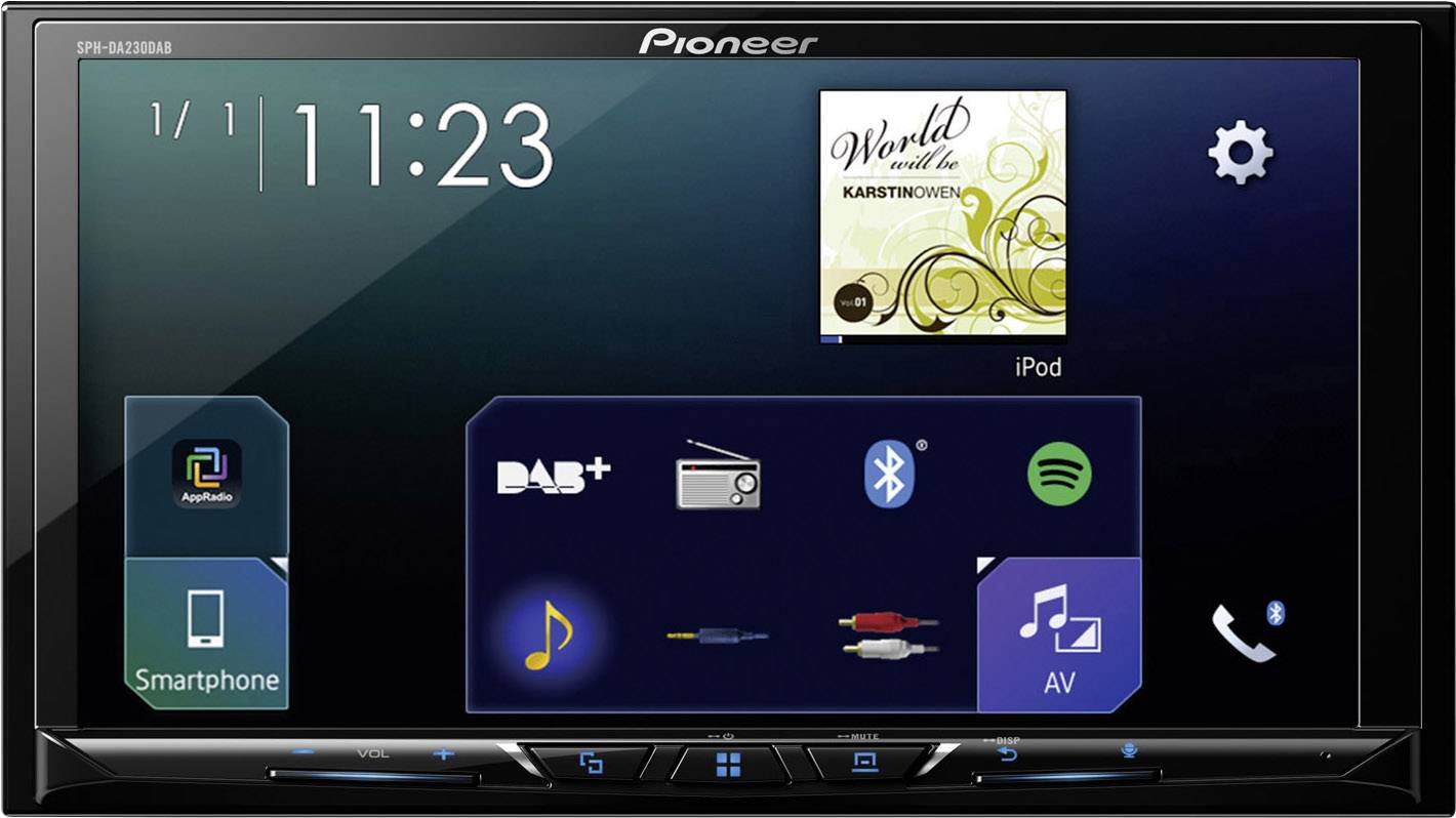Affichage multifonction d'un autoradio Pioneer. Affiche l'heure, la date et les commandes musicales avec des options pour iPod et d'autres sources.