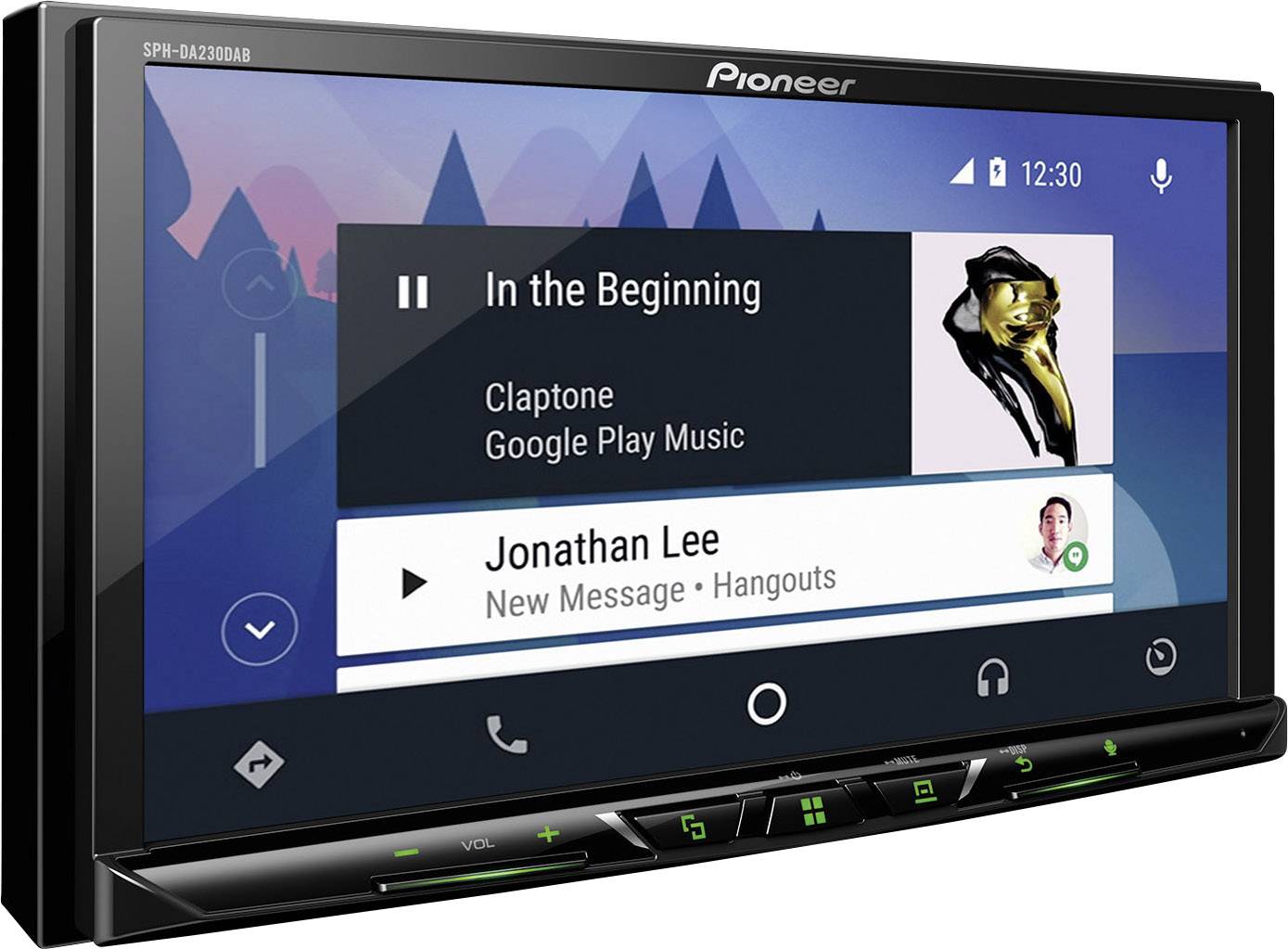 Autoradio avec écran tactile affichant l'interface d'Android Auto. Musique de 'Claptone' en cours de lecture. Message de 'Jonathan Lee'.
