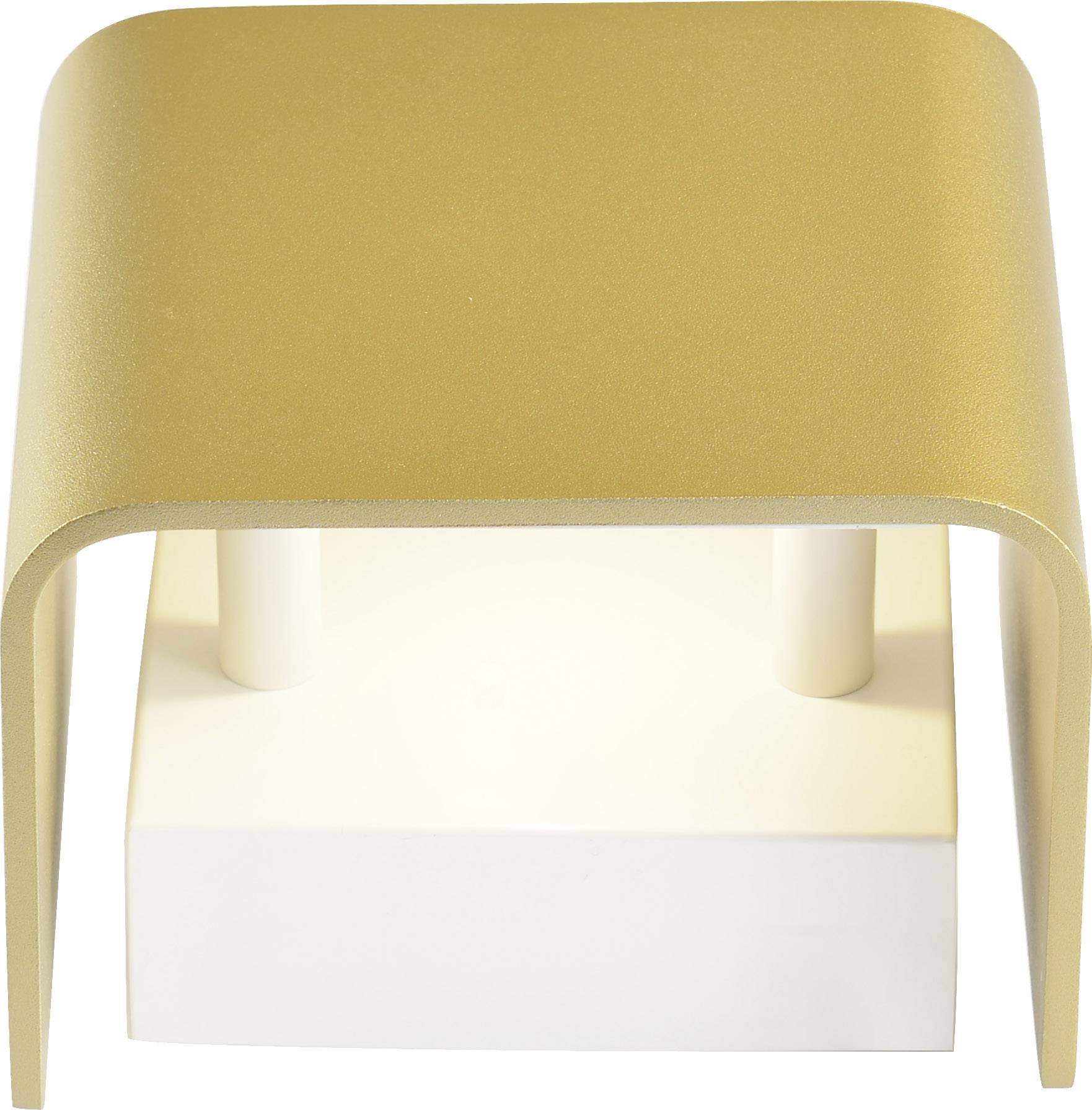 Lampe murale avec un abat-jour doré et incurvé et un socle blanc, diffusant une lumière chaleureuse.