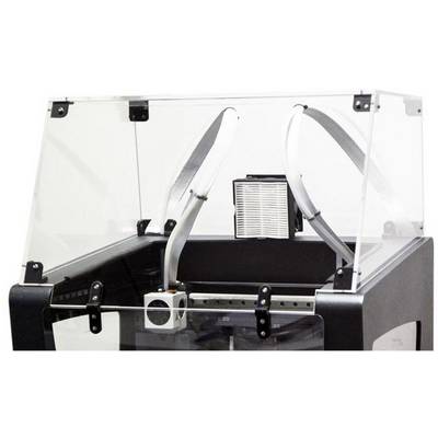Imprimante 3D avec couvercle transparent et filaments acheminés vers la tête d'impression, dans un espace au fond neutre.