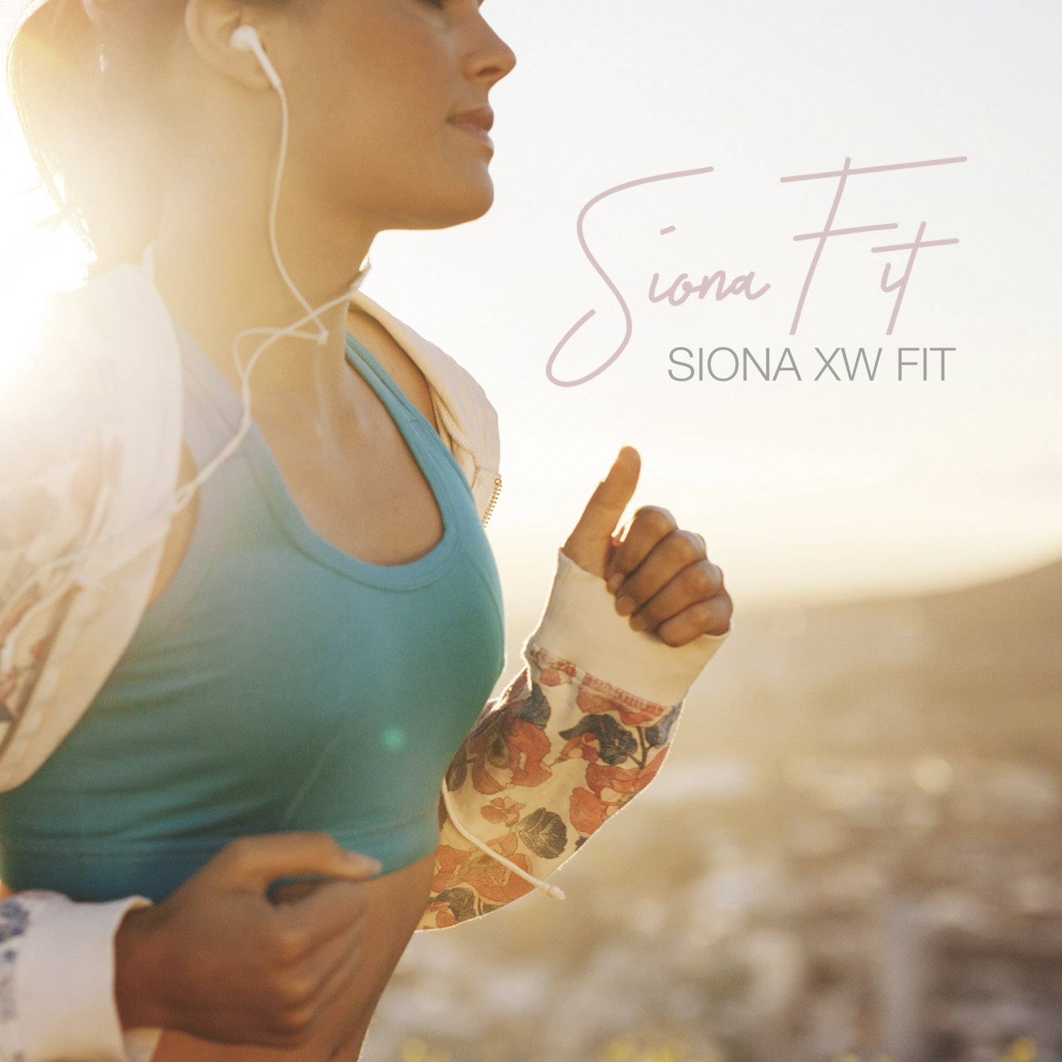 Une femme fait du jogging à l'extérieur au coucher du soleil, portant des écouteurs et des vêtements de sport. Texte : 'Siona Fit', 'Siona XW Fit'.