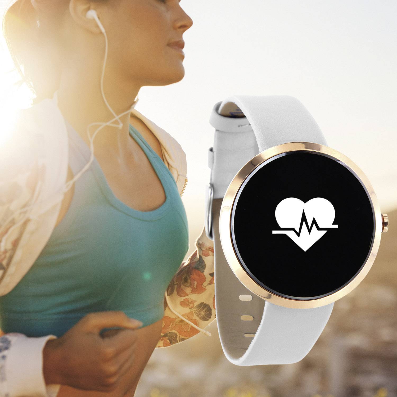 Une personne faisant du jogging sous la lumière du soleil porte une montre connectée affichant un symbole de cœur, indiquant un tracker de santé ou de fitness.