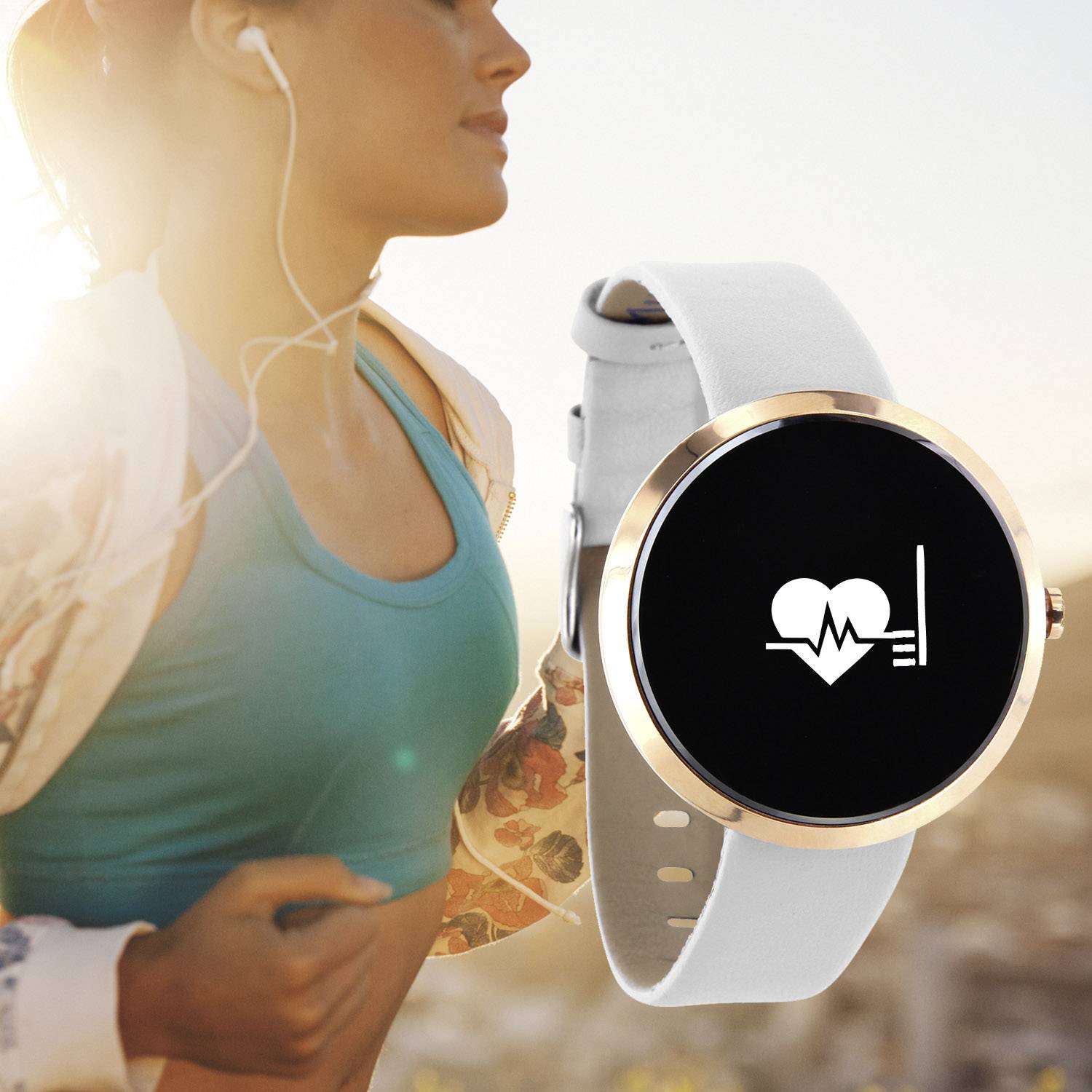 Une femme fait du jogging sous le soleil, portant des écouteurs. À côté, une montre connectée affiche un symbole de fréquence cardiaque sur son écran.