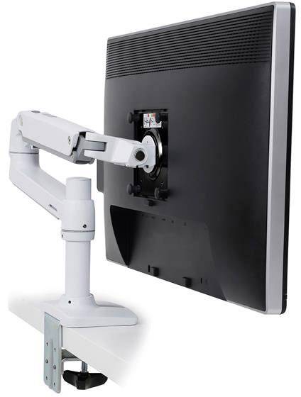 Un bras de support de moniteur en métal, fixé à une table et portant un écran, démontre de la flexibilité dans son orientation.