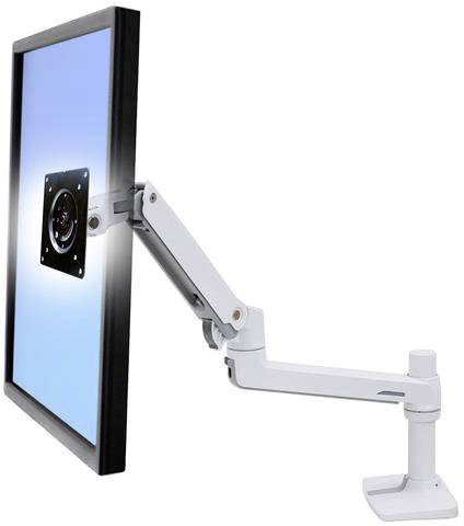 Un bras de moniteur blanc maintient un écran en orientation portrait. Le bras permet des ajustements flexibles de la hauteur et de l'inclinaison.