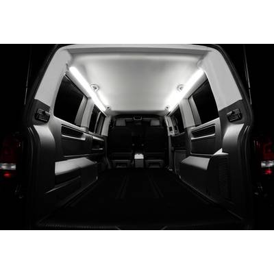 L'intérieur d'un fourgon vide avec deux sièges à l'avant, éclairé par des lumières LED blanches le long du plafond.