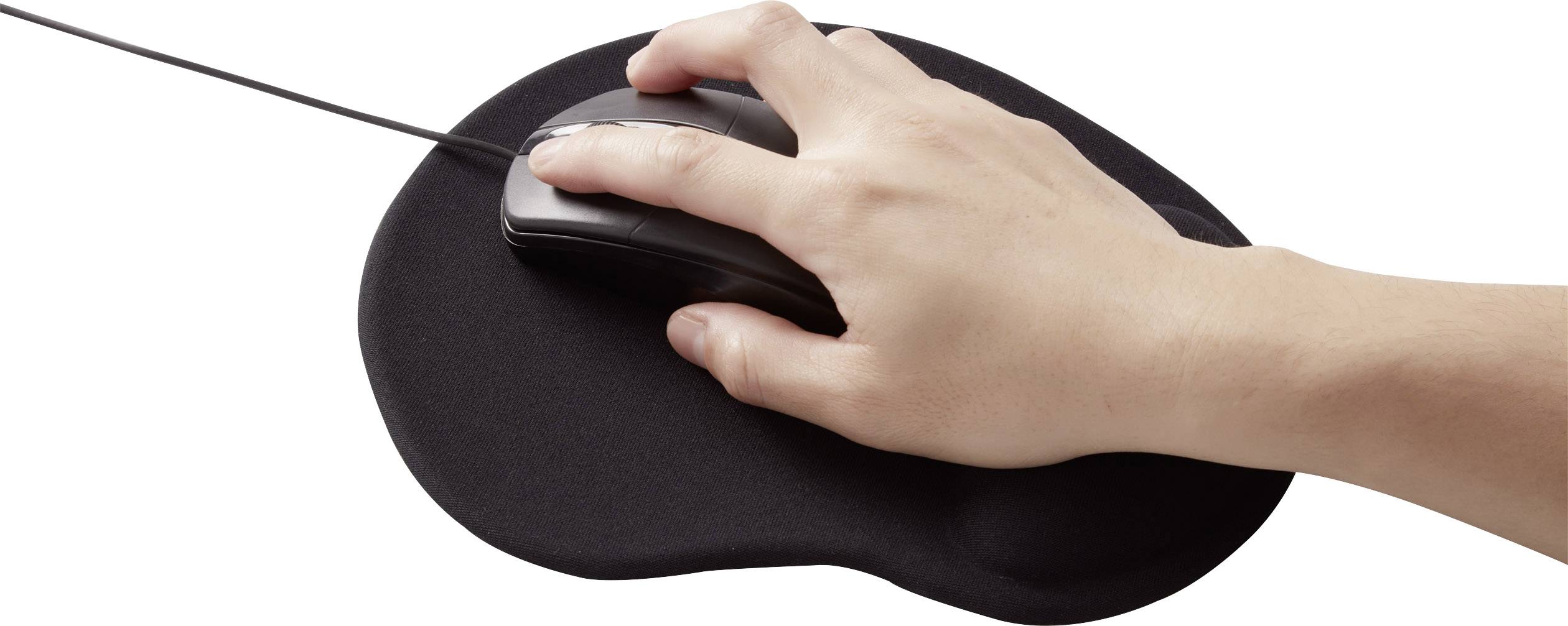 Une main tient une souris d'ordinateur sur un tapis de souris ergonomique.