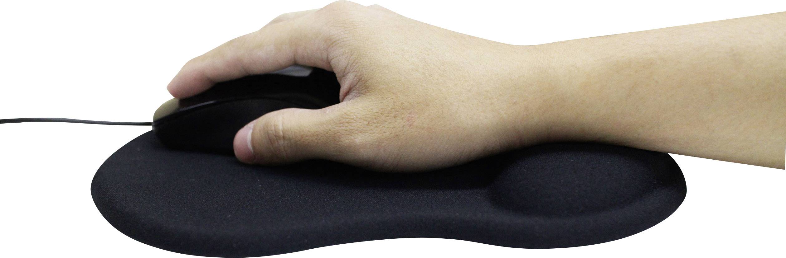 Une main utilise une souris d'ordinateur sur un tapis de souris ergonomique.