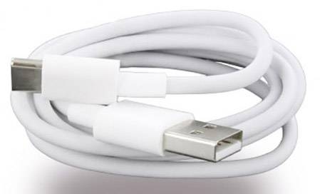 Un câble USB blanc avec des connecteurs USB-A et USB-C, enroulé et prêt à être branché à des appareils pour le transfert de données ou la charge.