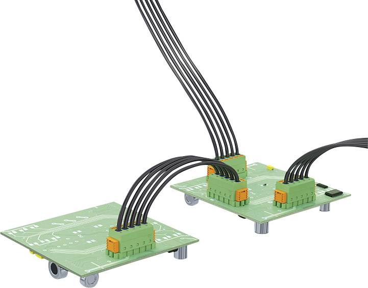 Deux cartes électroniques vertes avec plusieurs connexions de câbles fixées par des connecteurs orange.
