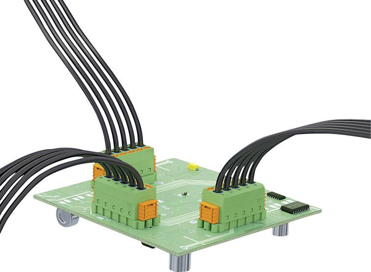 Une carte de circuit imprimé verte sur laquelle plusieurs câbles sont fixés et branchés dans des connecteurs orange et verts.