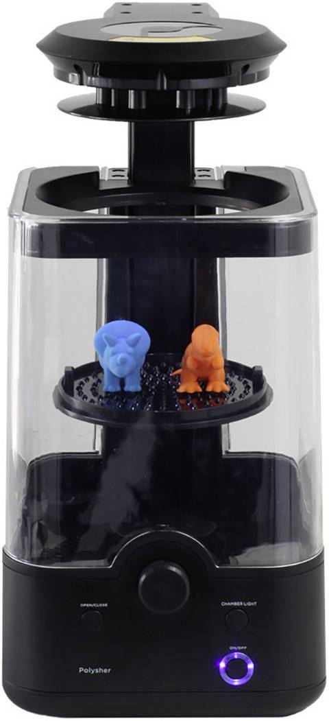 Unité de nettoyage pour impression 3D avec boîtier transparent dans laquelle deux petites figurines de modèle colorées sont en cours de nettoyage.