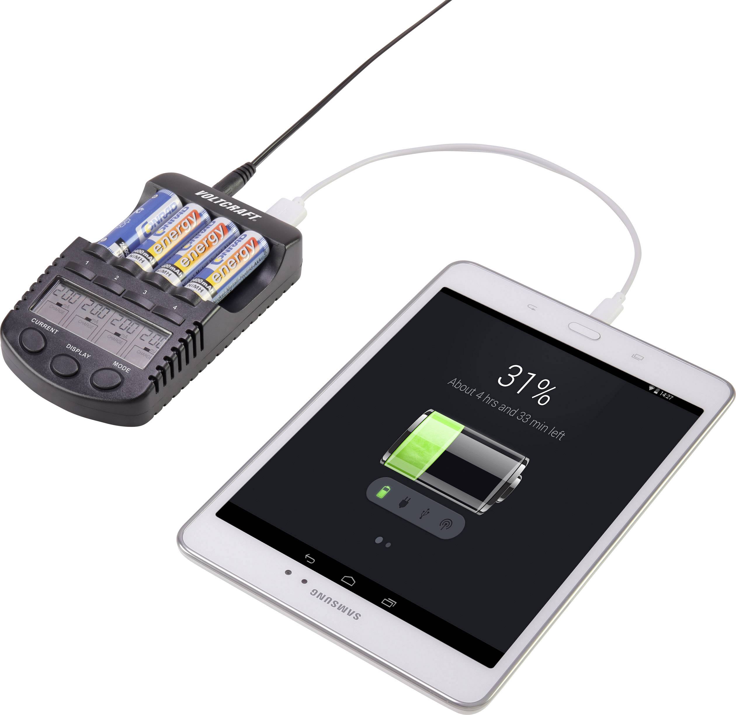 Un chargeur de batterie charge plusieurs piles AA tout en rechargeant simultanément une tablette à 31 % de batterie via USB.