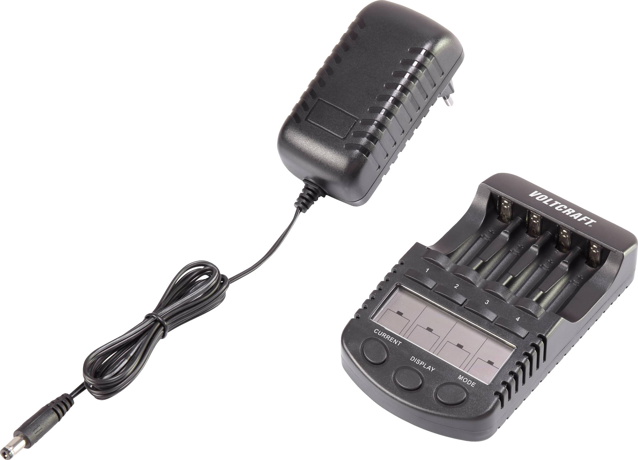 Un chargeur équipé de quatre piles AA, connecté à un adaptateur secteur. Idéal pour une utilisation domestique ou de bureau.