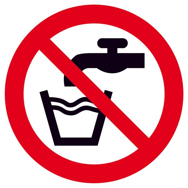 Un panneau d'interdiction rouge avec un robinet et un verre en dessous, signalant que l'eau n'est pas potable.