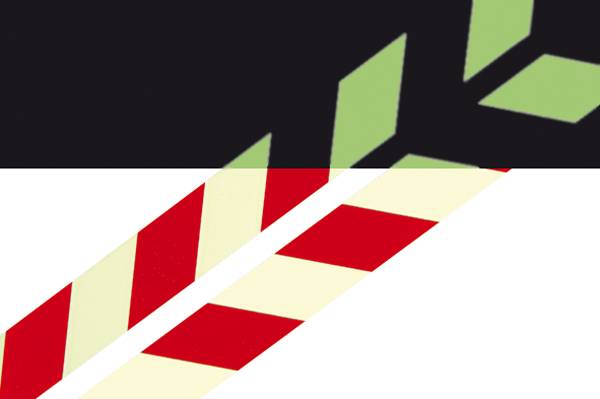 Représentation graphique avec des bandes diagonales : une zone rouge et une zone verte orientées dans des directions différentes.