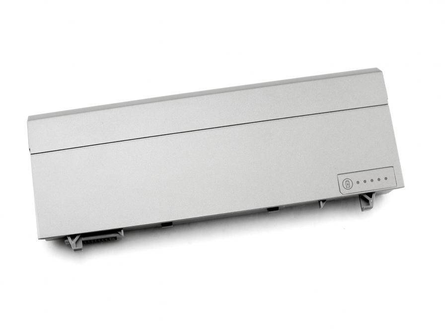 Batterie d'ordinateur portable argentée avec cinq voyants LED indiquant le niveau de charge sur le côté, de forme rectangulaire.