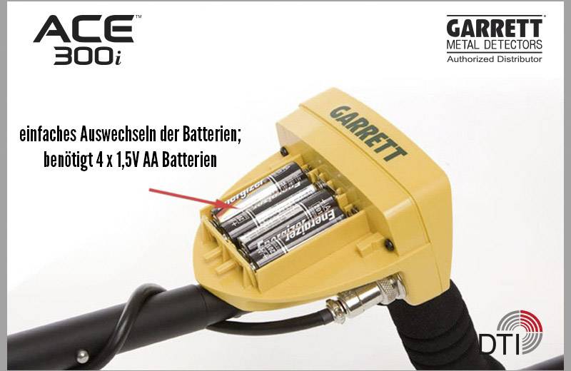 Détecteur de sonde métallique avec compartiment à piles ouvert et 4 piles AA visibles, montrant le remplacement simple des piles.