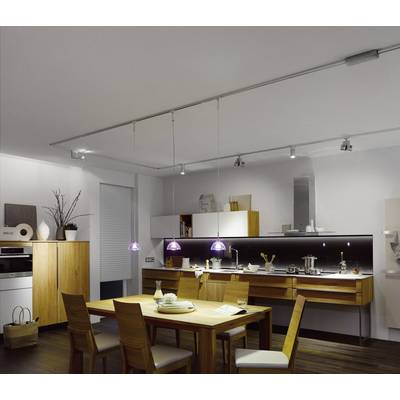 Cuisine moderne avec table à manger en bois et quatre chaises, éclairée par des suspensions. Placards de cuisine et appareils électroménagers en arrière-plan.